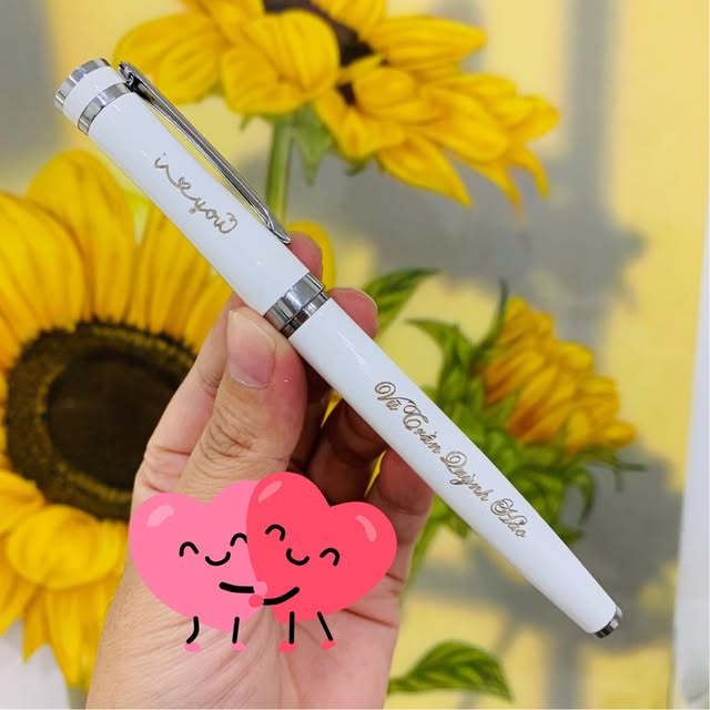 Bút ProPEN trắng khắc tên trước hoa hướng dương